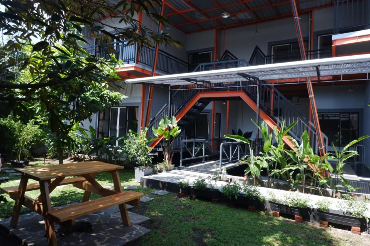Ndalem Sorogenen Guesthouse Джокьякарта Экстерьер фото